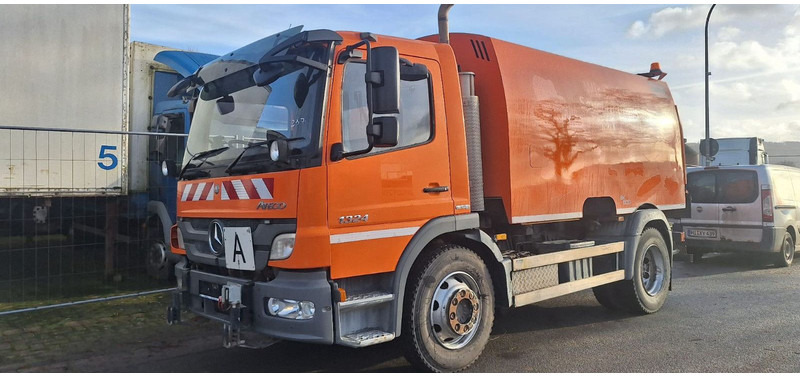 Mercedes-Benz Atego 1524 2 6-Zyl. 4x2 - Zametací vůz: obrázek 1 Mercedes-Benz Atego 1524 2 6-Zyl. 4x2 - Zametací vůz: obrázek 1