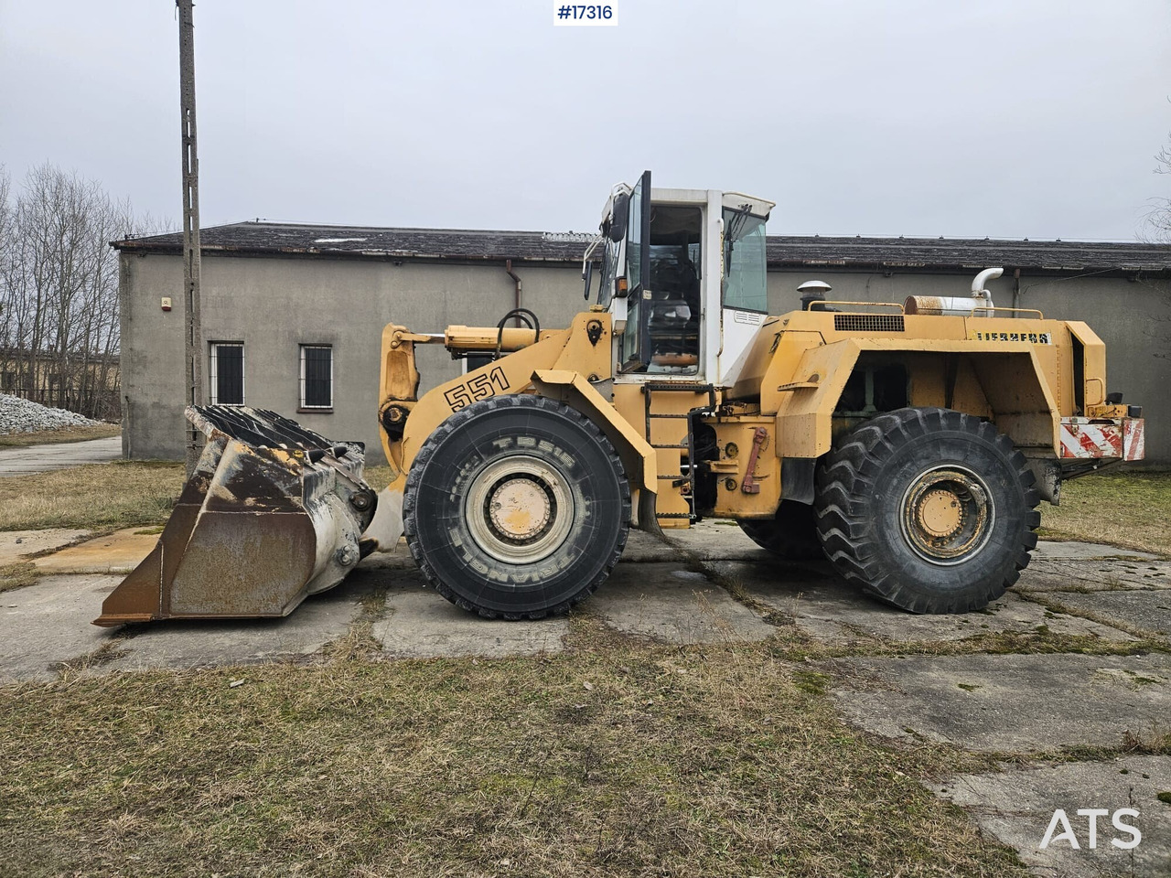 LIEBHERR L551 wheel loader (1995) - Kolový nakladač: obrázek 4 LIEBHERR L551 wheel loader (1995) - Kolový nakladač: obrázek 4