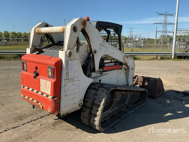 Bobcat T300 Compact Track Loader - Smykem řízený nakladač pásový: obrázek 4 Bobcat T300 Compact Track Loader - Smykem řízený nakladač pásový: obrázek 4