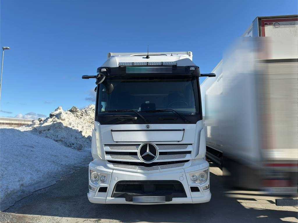 Mercedes-Benz Actros 1833 - Skříňový nákladní auto: obrázek 3 Mercedes-Benz Actros 1833 - Skříňový nákladní auto: obrázek 3