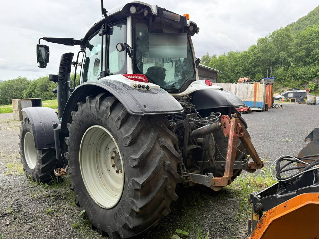 Valtra N 174 med frontlaster - Traktor: obrázek 5 Valtra N 174 med frontlaster - Traktor: obrázek 5