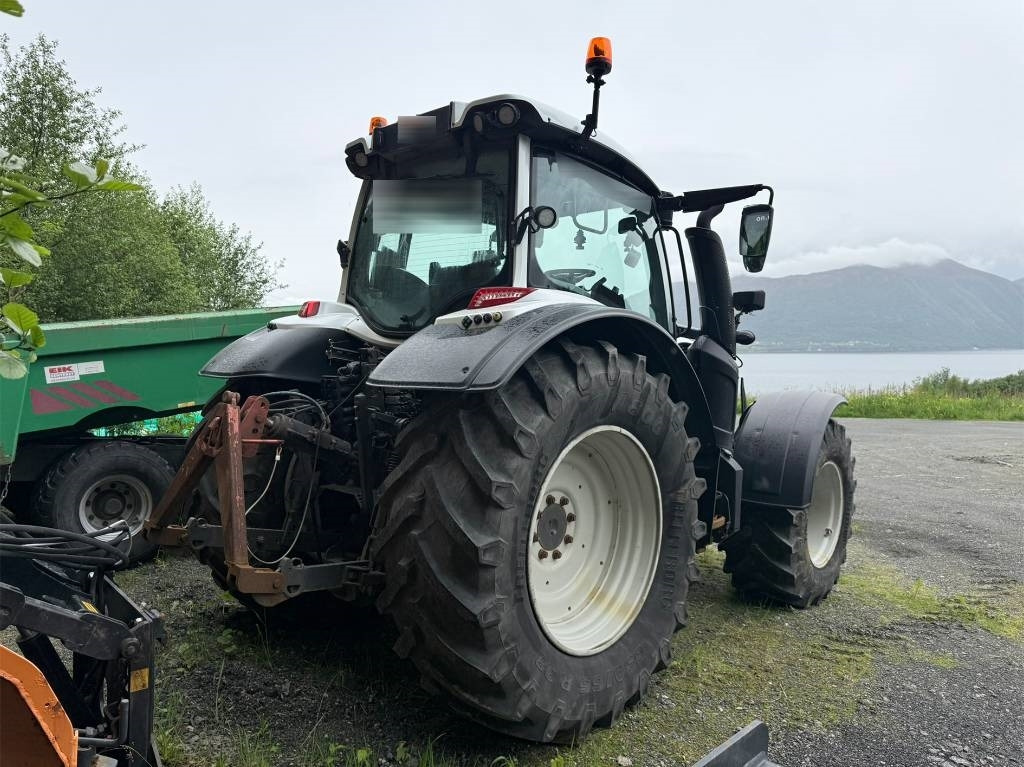 Valtra N 174 med frontlaster - Traktor: obrázek 3 Valtra N 174 med frontlaster - Traktor: obrázek 3