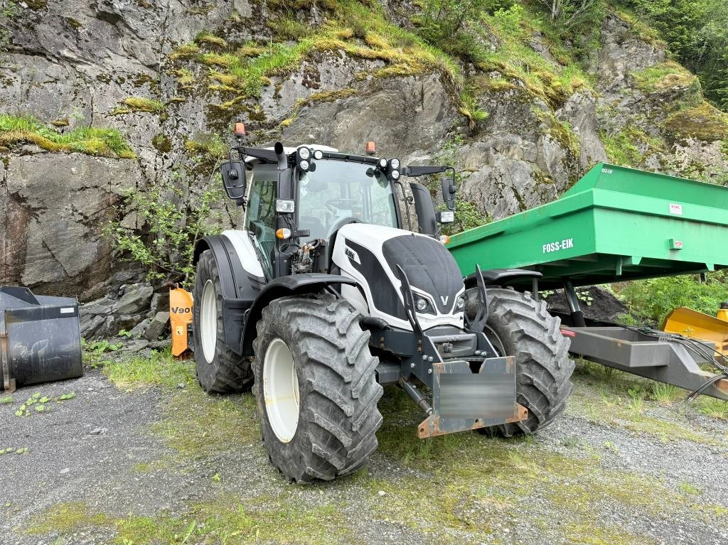 Valtra N 174 med frontlaster - Traktor: obrázek 1 Valtra N 174 med frontlaster - Traktor: obrázek 1