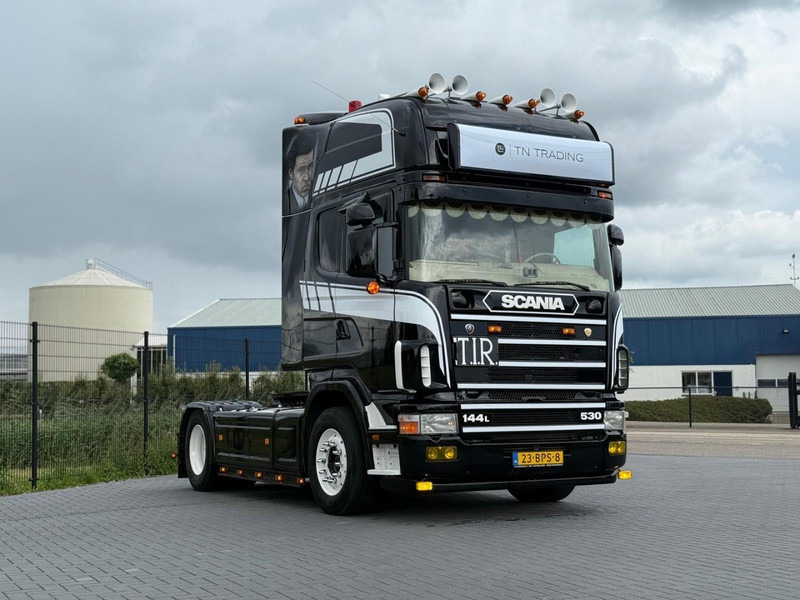 Scania R 144 530 SHOW TRUCK, INTERIEUR, OPEN UITLAAT, HOBBY, TOP. - Tahač: obrázek 1 Scania R 144 530 SHOW TRUCK, INTERIEUR, OPEN UITLAAT, HOBBY, TOP. - Tahač: obrázek 1
