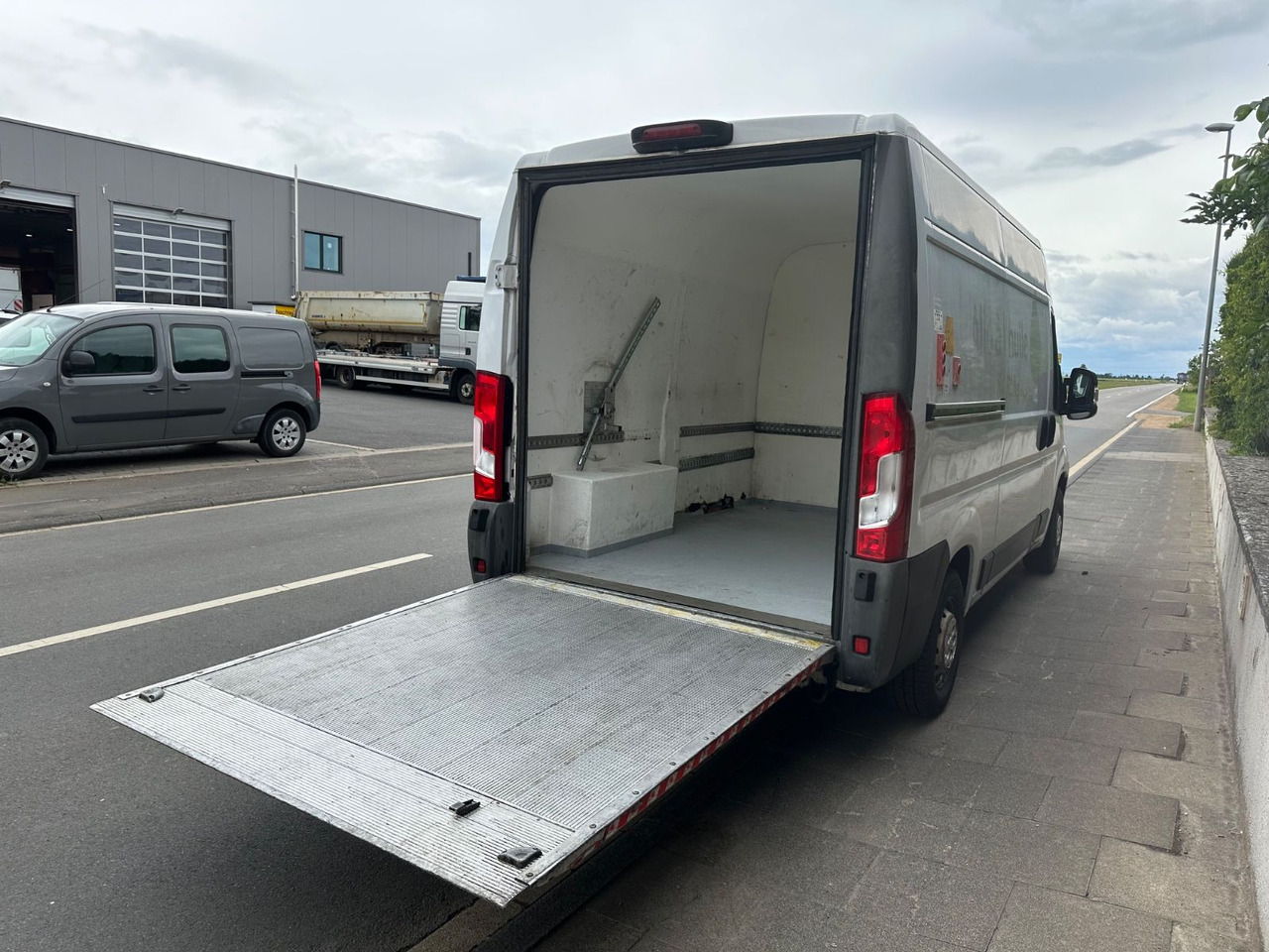 Fiat Ducato130*Automatik*Ladebordwand/LBW 500Kg - Furgon: obrázek 3 Fiat Ducato130*Automatik*Ladebordwand/LBW 500Kg - Furgon: obrázek 3
