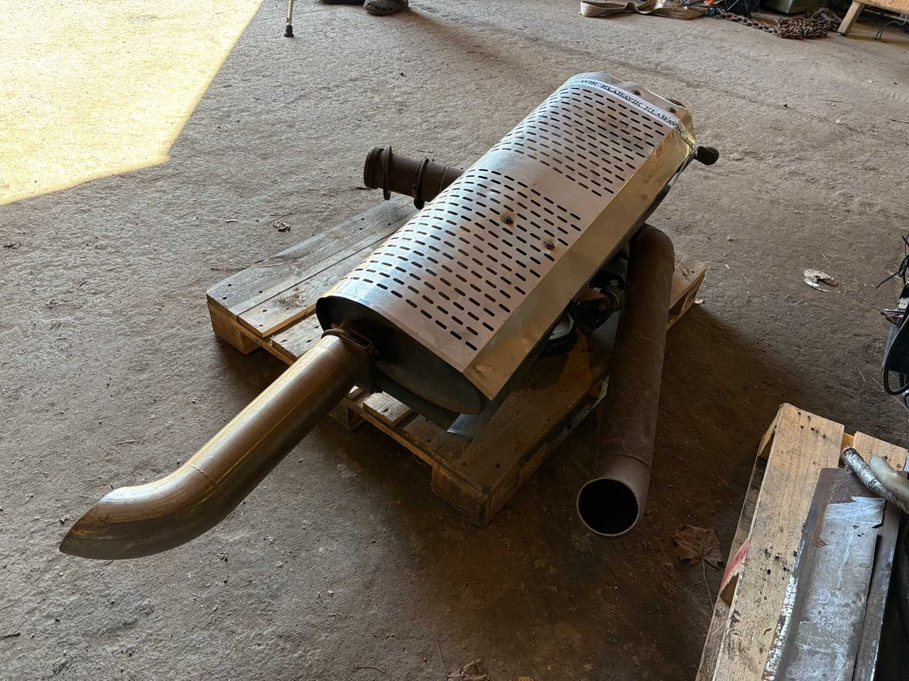 Sisu E model muffler and pipe - Tlumič výfuku pro Nákladní auto: obrázek 4 Sisu E model muffler and pipe - Tlumič výfuku pro Nákladní auto: obrázek 4