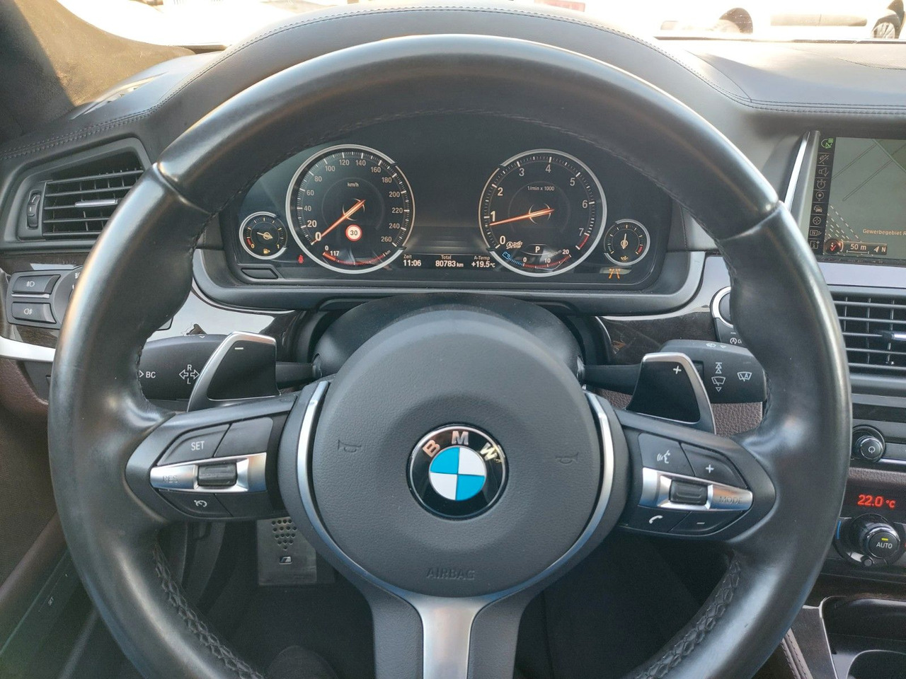 Sedan BMW 550i Limousine Autom. M-Sport HUD Glasdach H&K: obrázek 13