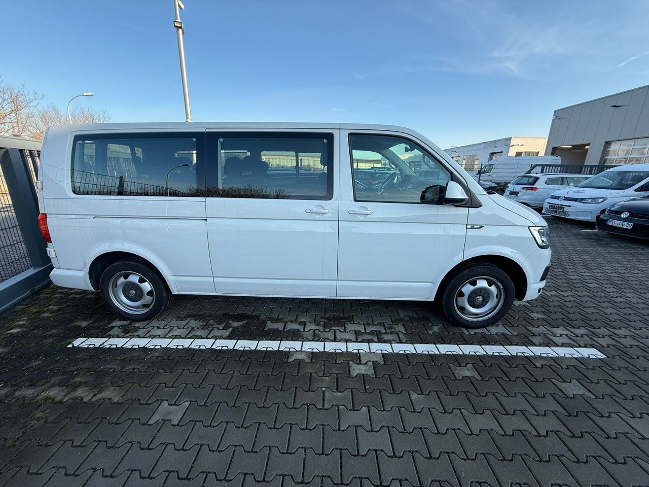 Volkswagen T6 Caravelle Comfortline Lang DSG NAVI SHZ 8 SIT - Mikrobus: obrázek 4 Volkswagen T6 Caravelle Comfortline Lang DSG NAVI SHZ 8 SIT - Mikrobus: obrázek 4