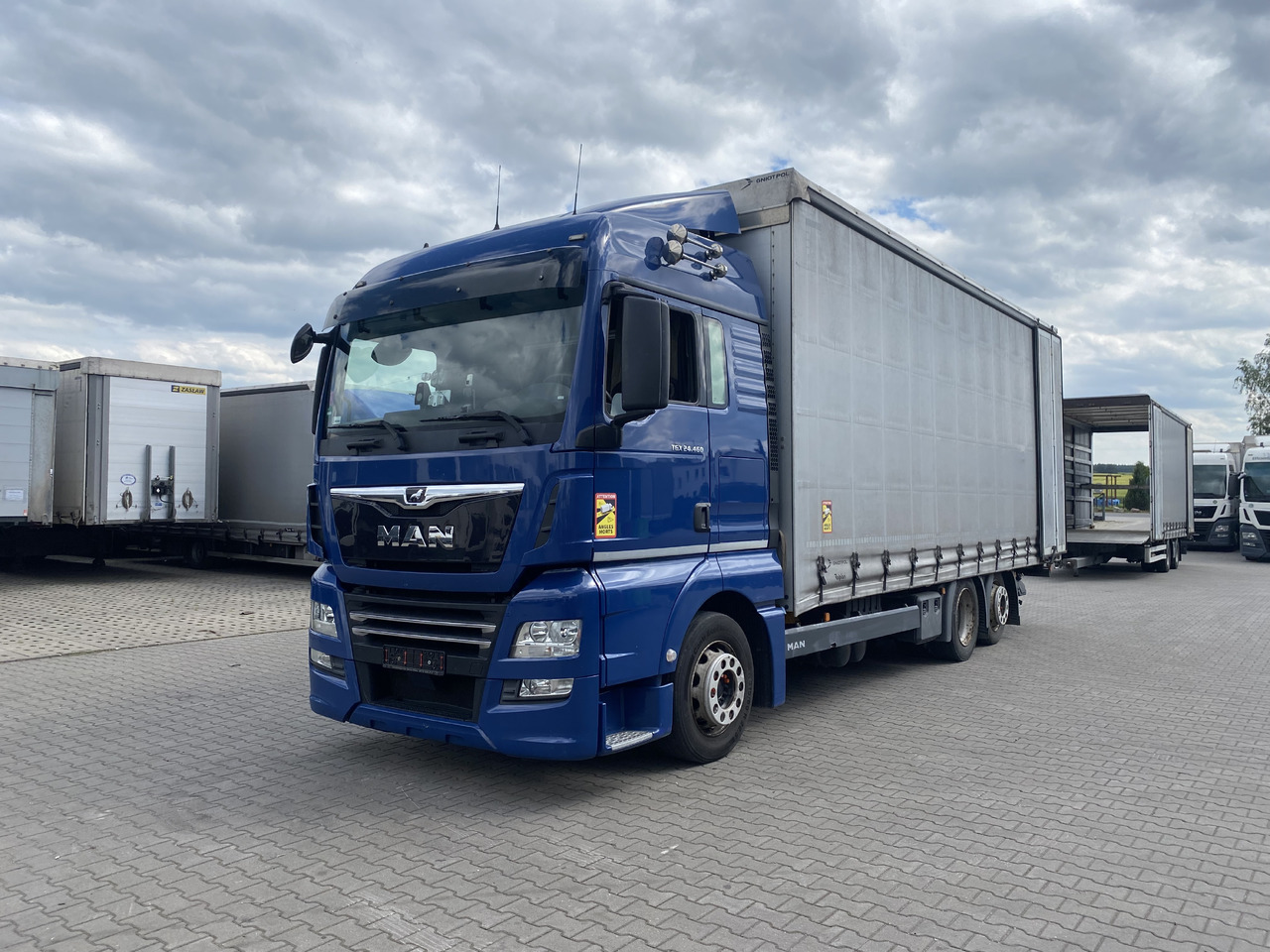 MAN TGX - Plachtový nákladní auto: obrázek 3 MAN TGX - Plachtový nákladní auto: obrázek 3