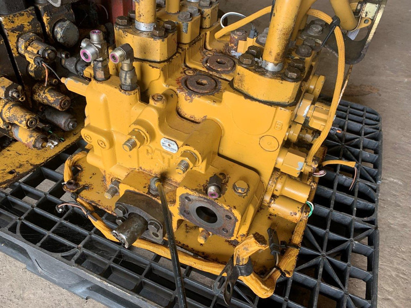 Caterpillar VALVE GP-MAIN CONTROL 2613682 - Hydraulika: obrázek 4 Caterpillar VALVE GP-MAIN CONTROL 2613682 - Hydraulika: obrázek 4