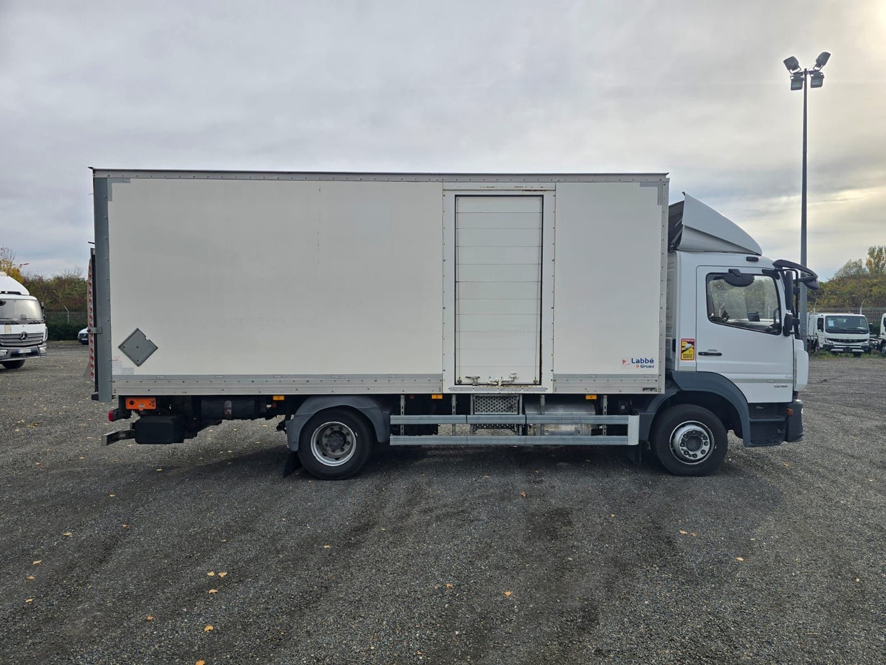 Mercedes-Benz Atego 1218 4x2 Koffer/FULL-ADR/EXIII/LBW/AC/EU6d - Skříňový nákladní auto: obrázek 4 Mercedes-Benz Atego 1218 4x2 Koffer/FULL-ADR/EXIII/LBW/AC/EU6d - Skříňový nákladní auto: obrázek 4