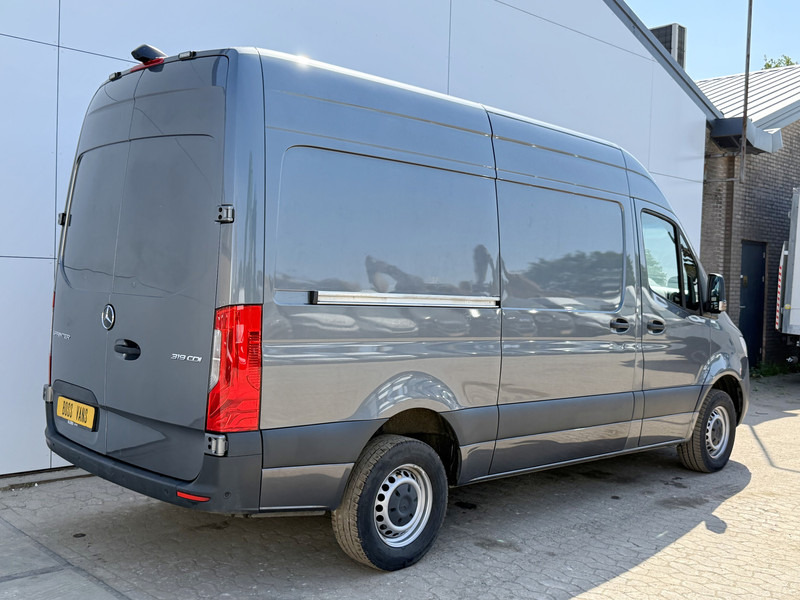 Mercedes-Benz Sprinter 319 1.9 CDI Automaat L2H2 Airco Cruise Control Lane Assist Camera Carplay Dodehoek waarschuwing Parkeersensoren voor achter - Furgon: obrázek 3 Mercedes-Benz Sprinter 319 1.9 CDI Automaat L2H2 Airco Cruise Control Lane Assist Camera Carplay Dodehoek waarschuwing Parkeersensoren voor achter - Furgon: obrázek 3