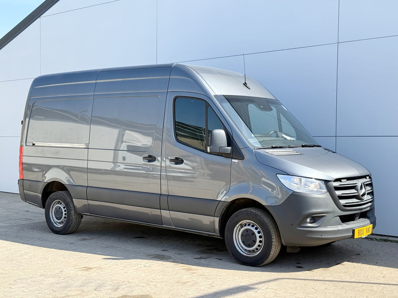 Mercedes-Benz Sprinter 319 1.9 CDI Automaat L2H2 Airco Cruise Control Lane Assist Camera Carplay Dodehoek waarschuwing Parkeersensoren voor achter - Furgon: obrázek 4 Mercedes-Benz Sprinter 319 1.9 CDI Automaat L2H2 Airco Cruise Control Lane Assist Camera Carplay Dodehoek waarschuwing Parkeersensoren voor achter - Furgon: obrázek 4