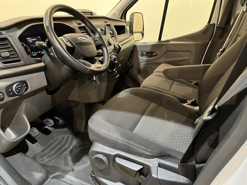 Interior photo 2: Ford Transit 2.0 TDCI L4 Trend RWD 130 PK Bakwagen / Sörensen Laadklep / Meubelbak / Euro 6 / Airco / Cruise Control / 3-Zits / 30.200 KM !! leasing Ford Transit 2.0 TDCI L4 Trend RWD 130 PK Bakwagen / Sörensen Laadklep / Meubelbak / Euro 6 / Airco / Cruise Control / 3-Zits / 30.200 KM !!