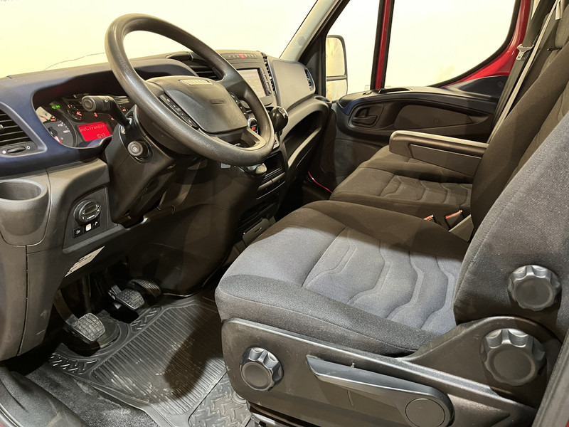 Interior photo 2: Dodávka valník Iveco Daily 35C16 Open Laadbak / HMF Kraan / Euro 6 / Compressor / Trekhaak 3500 KG / Airco / Cruise Control / 3-Zits / 69.100 KM !! / BPM VRIJ !!