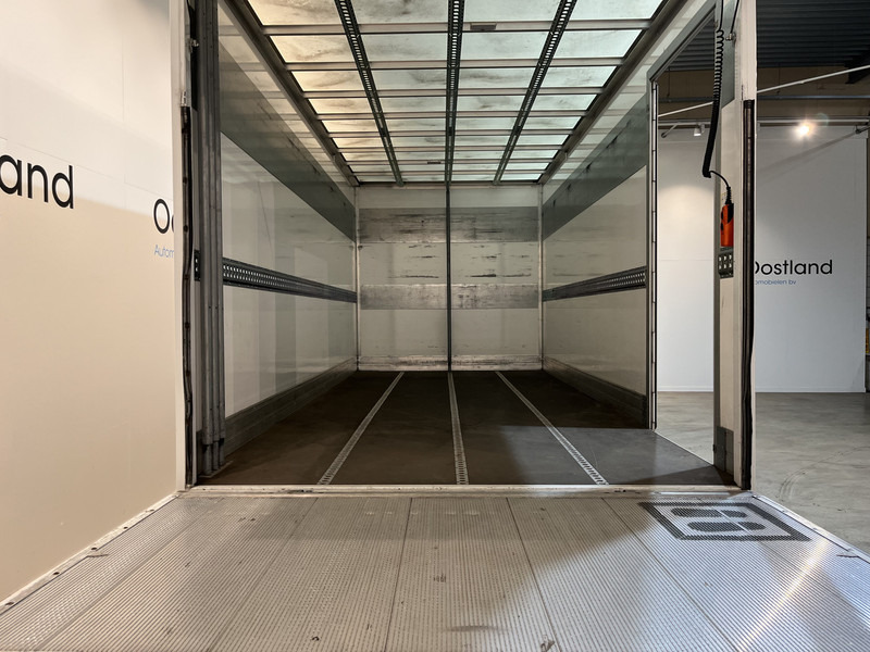 Iveco Daily 35S18 3.0 BE Clixtar Automaat Bakwagen met Laadklep / Laadvermogen 3.060 KG / Euro 6 / Luchtvering / Airco / Camera / CarPlay / Cruise Control / - Dodávka skřín: obrázek 4 Iveco Daily 35S18 3.0 BE Clixtar Automaat Bakwagen met Laadklep / Laadvermogen 3.060 KG / Euro 6 / Luchtvering / Airco / Camera / CarPlay / Cruise Control / - Dodávka skřín: obrázek 4