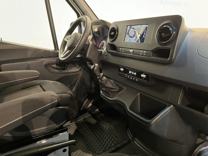 Mercedes-Benz Sprinter 315 CDI L4H2 RWD / Euro 6 / MBUX / Airco / Cruise Control / Camera / CarPlay / Navigatie / 6.143 KM !! / BPM VRIJ !! - Furgon: obrázek 3 Mercedes-Benz Sprinter 315 CDI L4H2 RWD / Euro 6 / MBUX / Airco / Cruise Control / Camera / CarPlay / Navigatie / 6.143 KM !! / BPM VRIJ !! - Furgon: obrázek 3