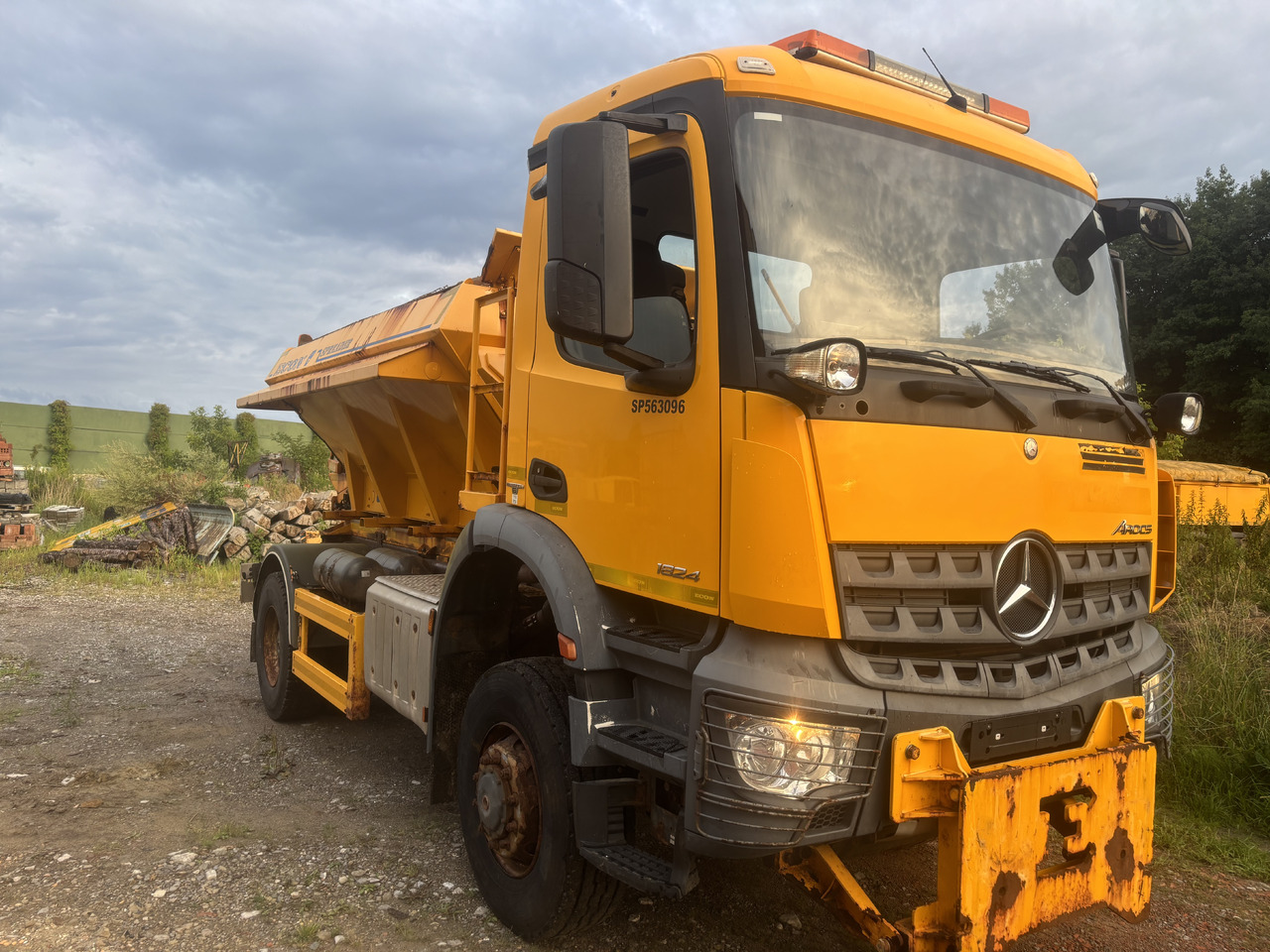 Mercedes AROCS 1824 4X4 GRITTER/SPREADER/PLOUGH - Vozidlo pro zimní údržbu: obrázek 3 Mercedes AROCS 1824 4X4 GRITTER/SPREADER/PLOUGH - Vozidlo pro zimní údržbu: obrázek 3