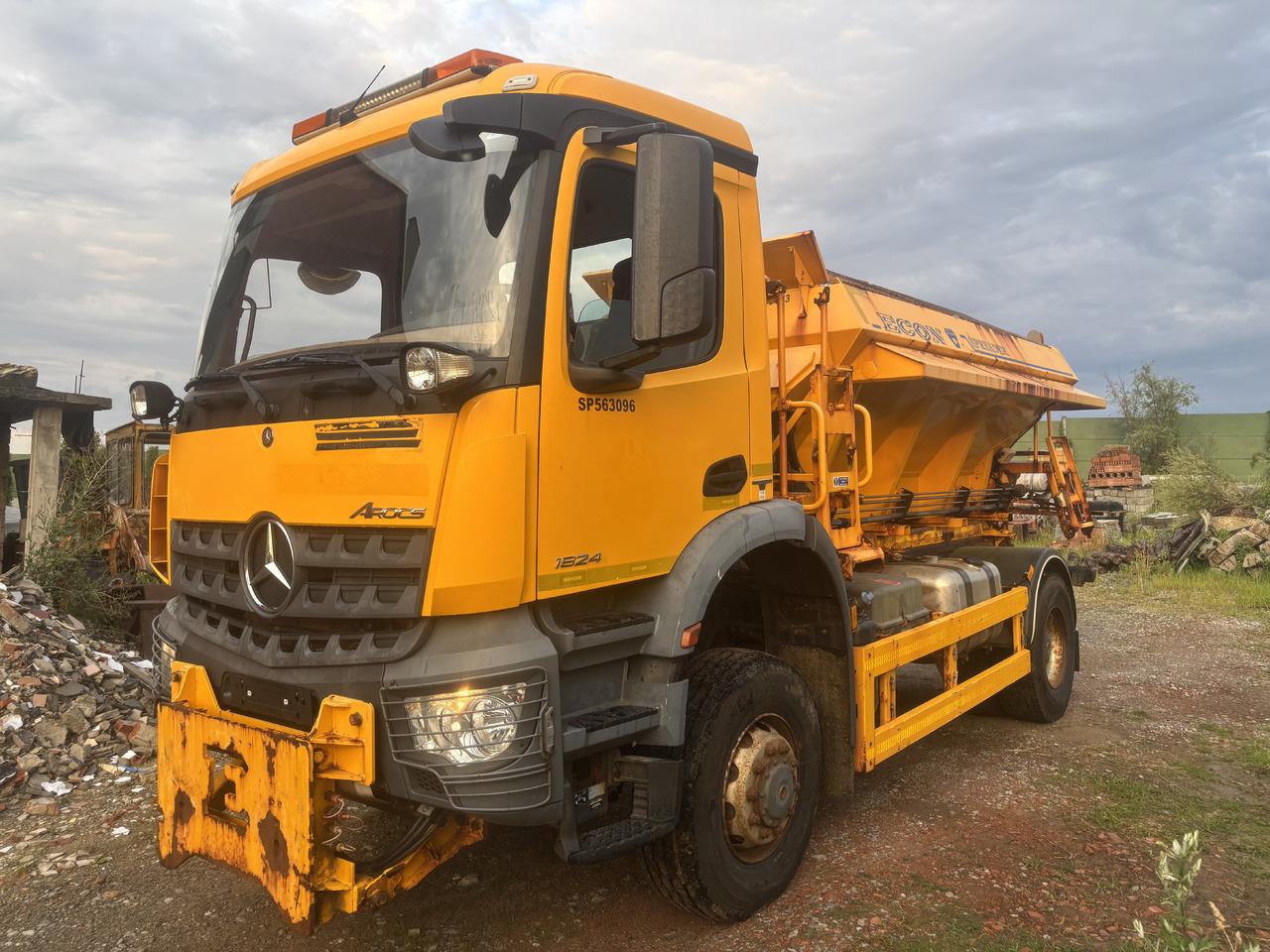 Mercedes AROCS 1824 4X4 GRITTER/SPREADER/PLOUGH - Vozidlo pro zimní údržbu: obrázek 5 Mercedes AROCS 1824 4X4 GRITTER/SPREADER/PLOUGH - Vozidlo pro zimní údržbu: obrázek 5