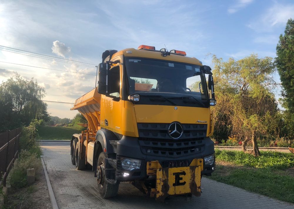 Vozidlo pro zimní údržbu Mercedes-Benz Arocs 3333 6x6 piaskarka solarka econ pług schmidt: obrázek 13