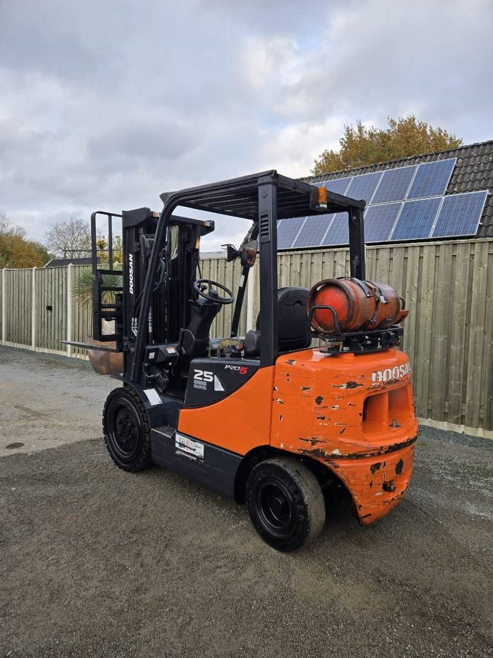 Doosan G 25 E-5 - Plynový vysokozdvižný vozík: obrázek 2 Doosan G 25 E-5 - Plynový vysokozdvižný vozík: obrázek 2