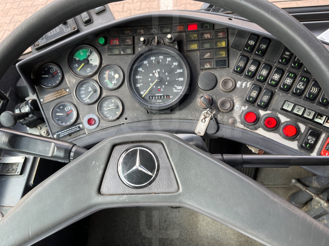 Mercedes-Benz O 405N2 - Autobus příměstský: obrázek 3 Mercedes-Benz O 405N2 - Autobus příměstský: obrázek 3