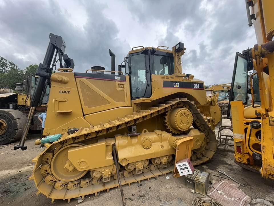 Caterpillar D8T - Buldozer: obrázek 1 Caterpillar D8T - Buldozer: obrázek 1