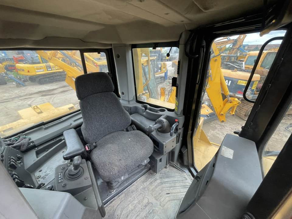 Caterpillar D8T - Buldozer: obrázek 3 Caterpillar D8T - Buldozer: obrázek 3