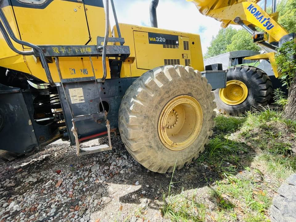 Komatsu WA320 - Kolový nakladač: obrázek 3 Komatsu WA320 - Kolový nakladač: obrázek 3