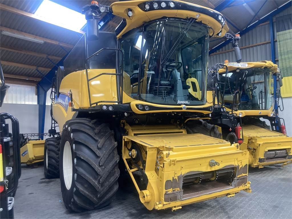 New Holland CR.9.90 SLH - Sklízecí mlátička: obrázek 2 New Holland CR.9.90 SLH - Sklízecí mlátička: obrázek 2