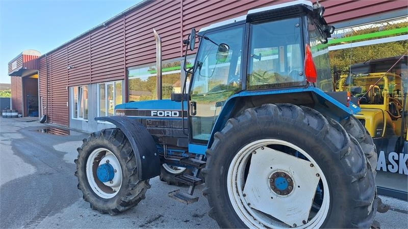 Ford 8240 - Traktor: obrázek 2 Ford 8240 - Traktor: obrázek 2