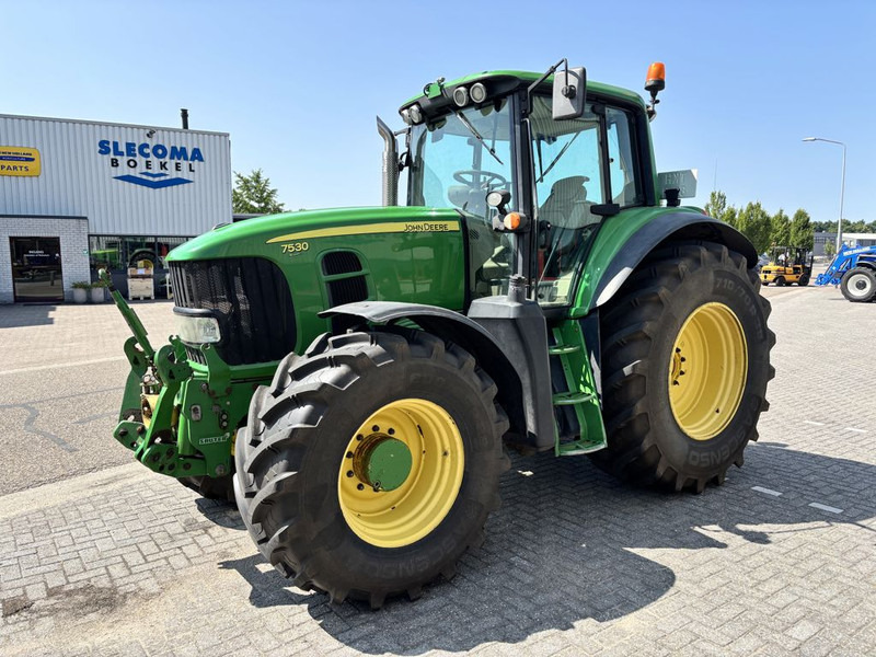 John Deere 7530 Premium AutoPowr - Traktor: obrázek 1 John Deere 7530 Premium AutoPowr - Traktor: obrázek 1