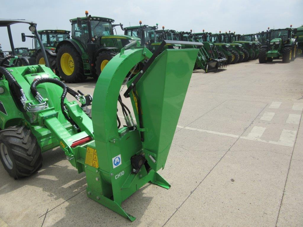 AVANT WOOD CHIPPER CH100 - Kloubový nakladač: obrázek 4 AVANT WOOD CHIPPER CH100 - Kloubový nakladač: obrázek 4