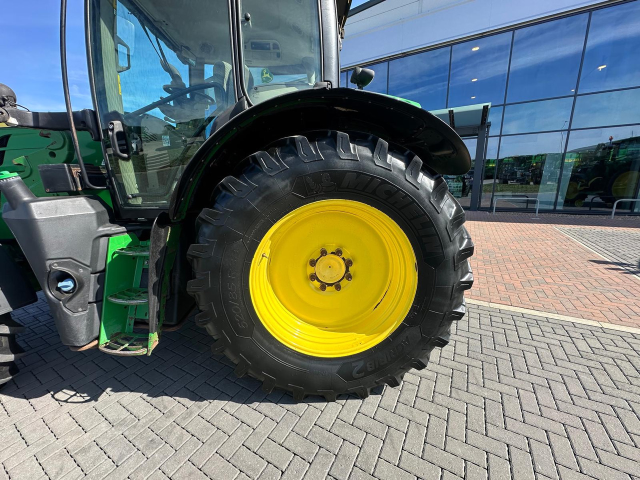 Traktor JOHN DEERE 6135R: obrázek 6