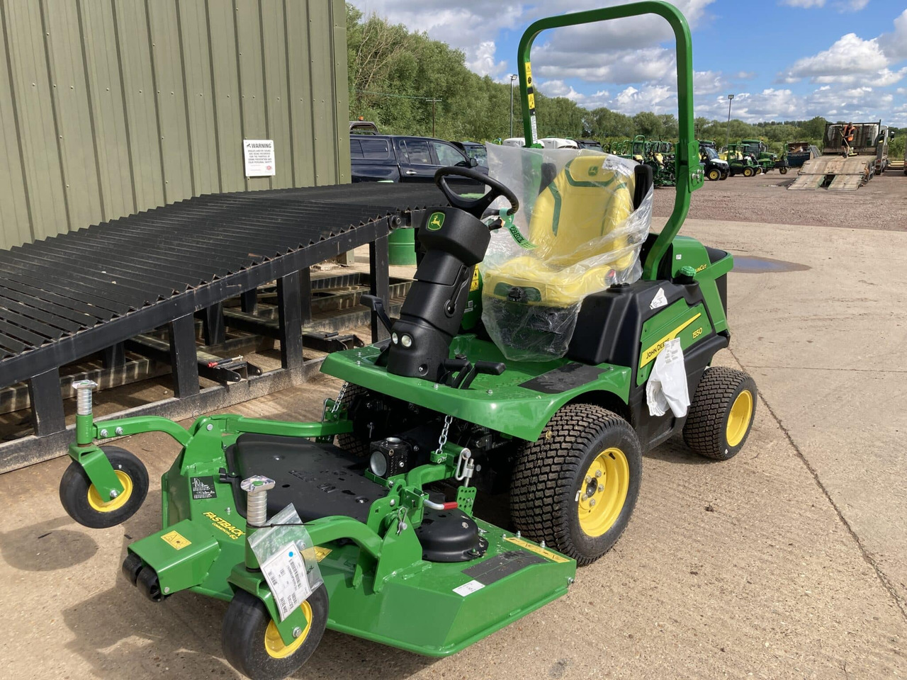 John Deere 1550 front mower - Sekačka na trávu: obrázek 1 John Deere 1550 front mower - Sekačka na trávu: obrázek 1