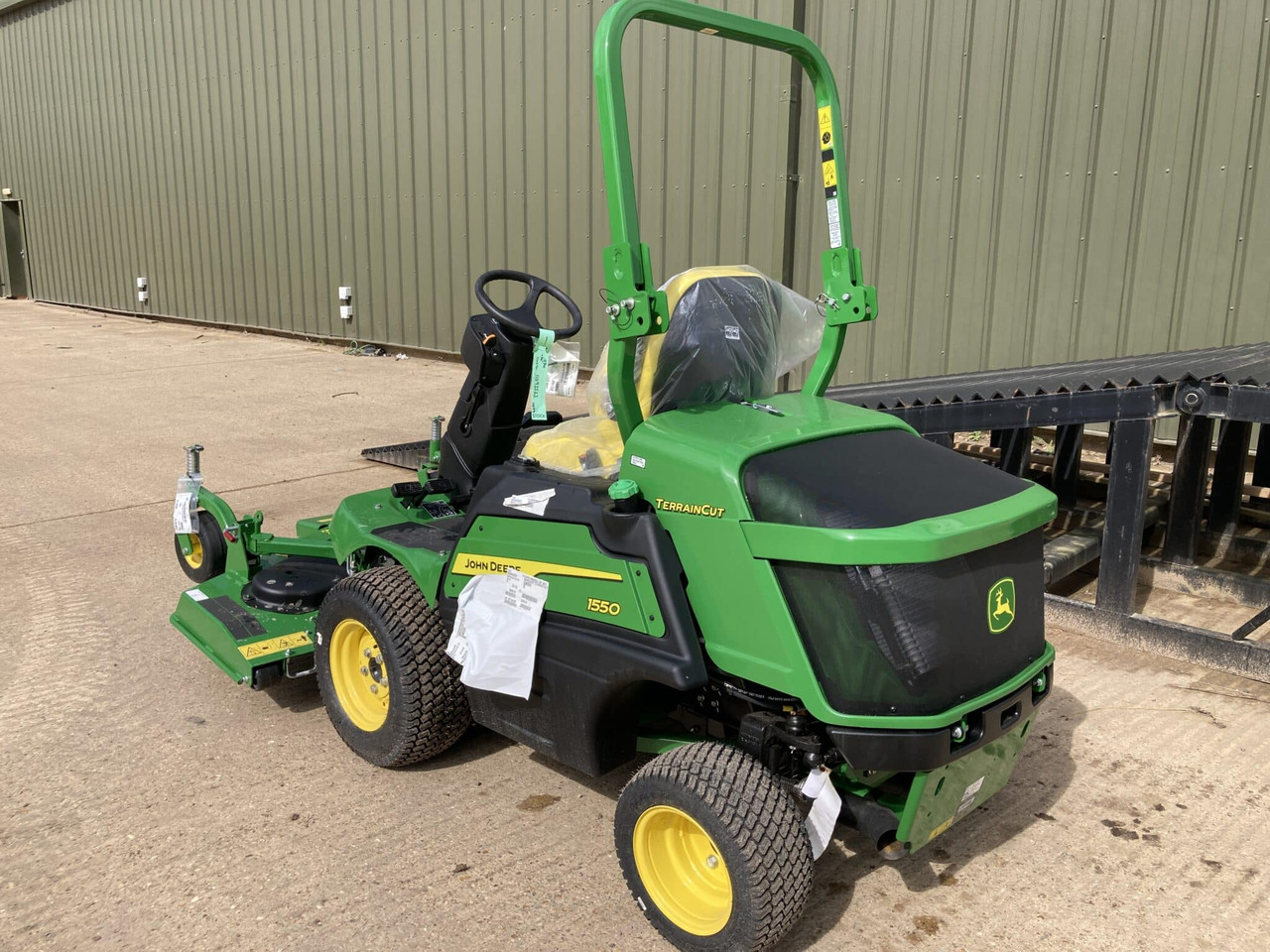 John Deere 1550 front mower - Sekačka na trávu: obrázek 4 John Deere 1550 front mower - Sekačka na trávu: obrázek 4
