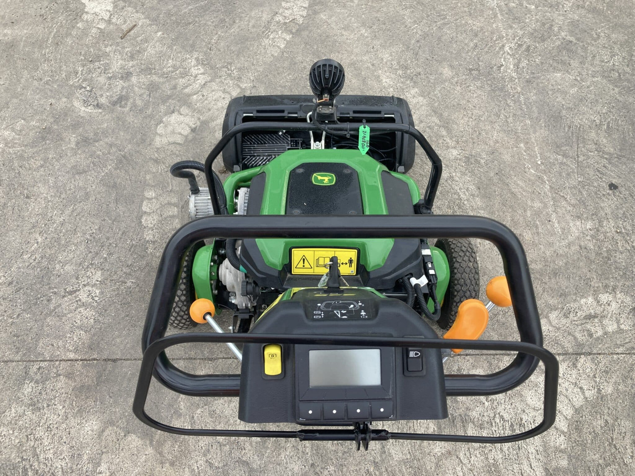 John Deere 225 E-cut walk behind electric greens mower - Sekačka na trávu: obrázek 4 John Deere 225 E-cut walk behind electric greens mower - Sekačka na trávu: obrázek 4