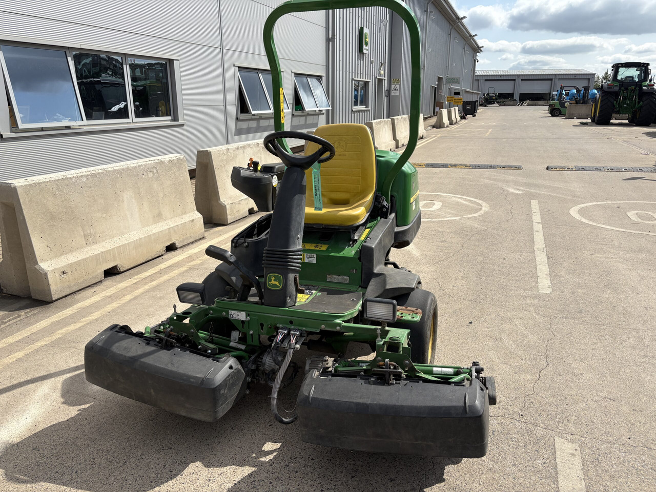 John Deere 2500E Greens Triple - Sekačka na trávu: obrázek 2 John Deere 2500E Greens Triple - Sekačka na trávu: obrázek 2