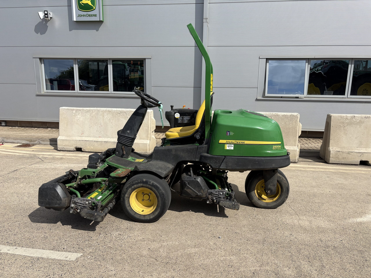 John Deere 2500E Greens Triple - Sekačka na trávu: obrázek 1 John Deere 2500E Greens Triple - Sekačka na trávu: obrázek 1