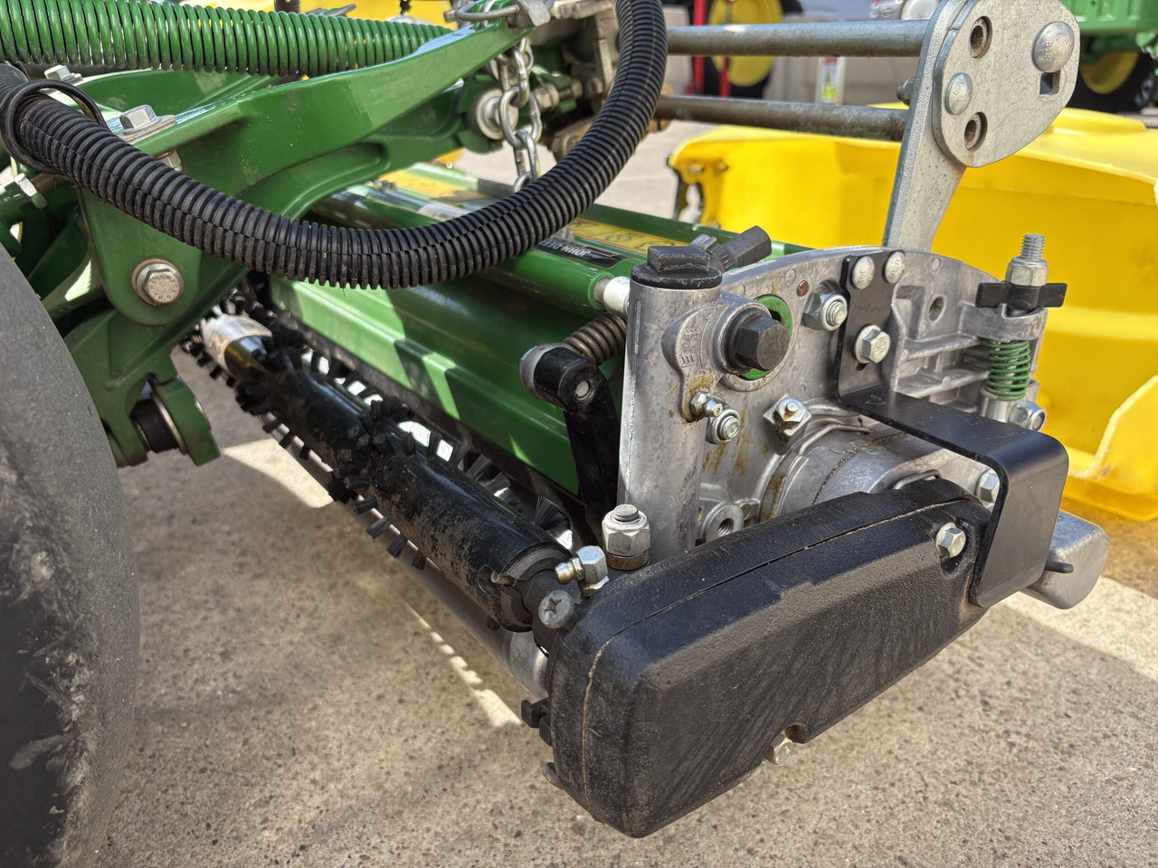 John Deere 2750E Triplex mower - Sekačka na trávu: obrázek 4 John Deere 2750E Triplex mower - Sekačka na trávu: obrázek 4