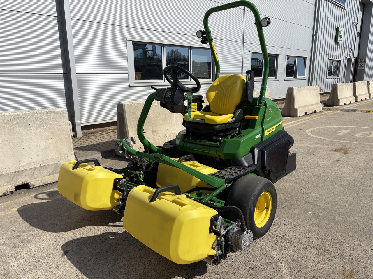 John Deere 2750E Triplex mower - Sekačka na trávu: obrázek 1 John Deere 2750E Triplex mower - Sekačka na trávu: obrázek 1
