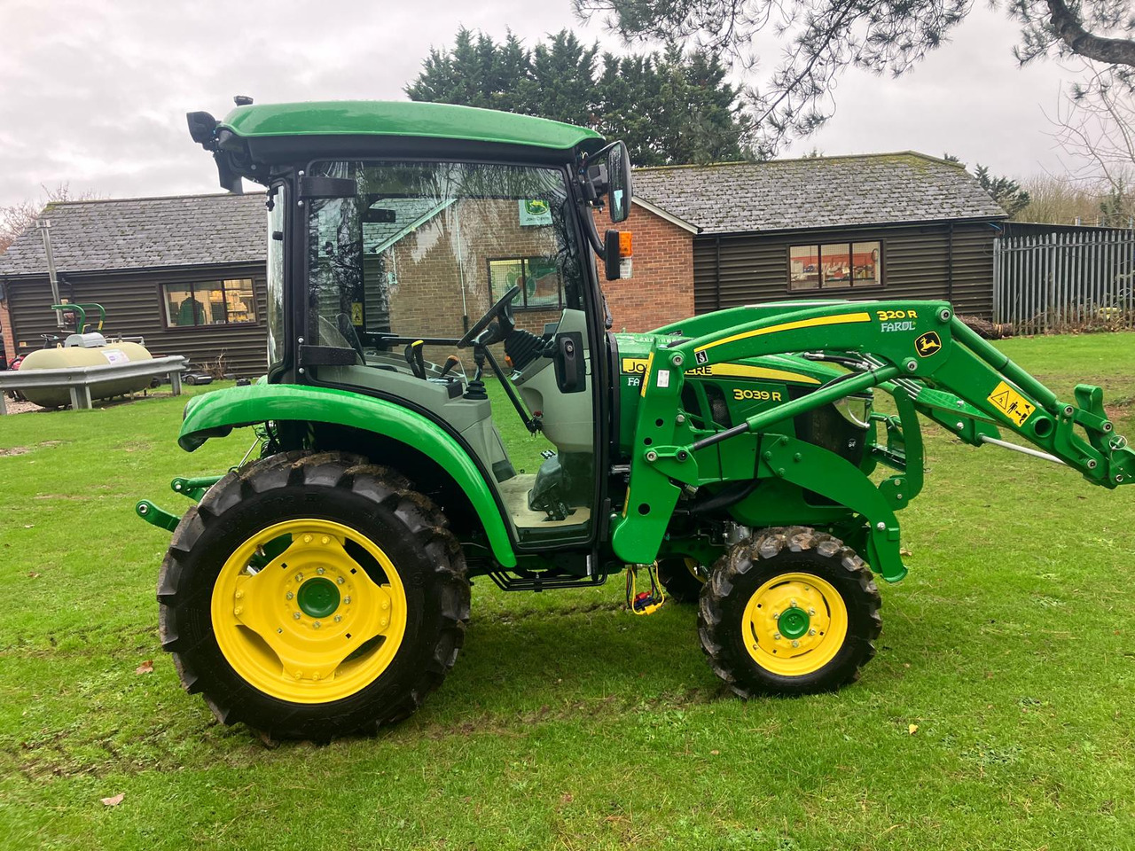 John Deere 3039R compact tractor - Malotraktor: obrázek 3 John Deere 3039R compact tractor - Malotraktor: obrázek 3