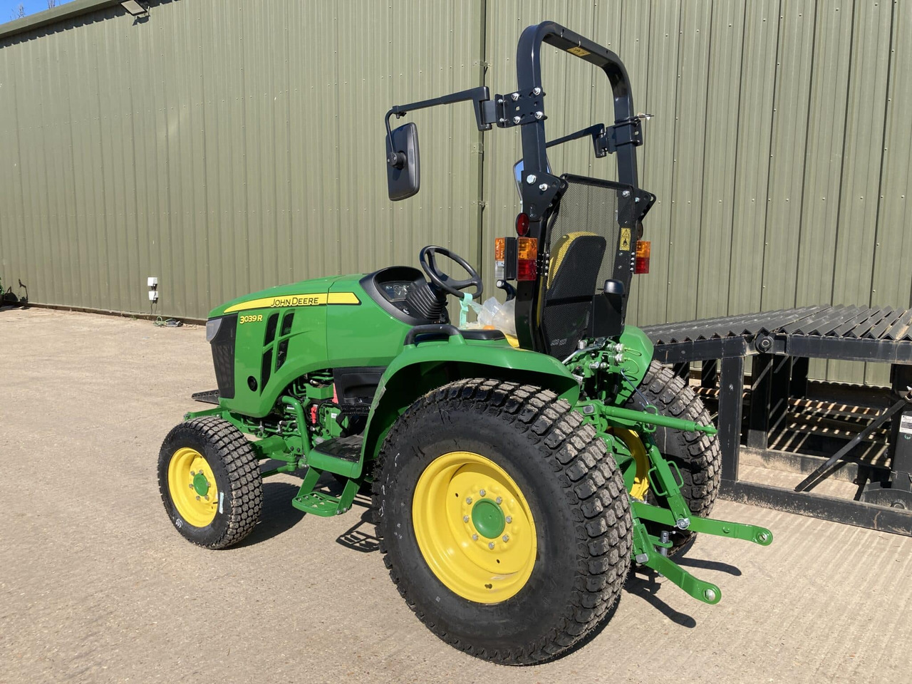 John Deere 3039R compact tractor - Malotraktor: obrázek 3 John Deere 3039R compact tractor - Malotraktor: obrázek 3