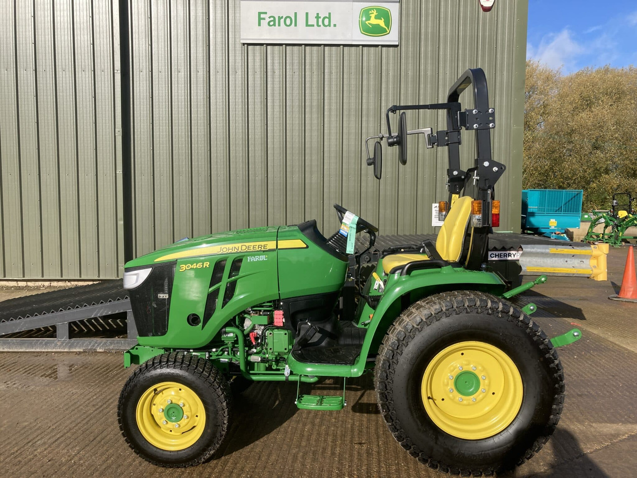 John Deere 3046R compact tractor - Malotraktor: obrázek 2 John Deere 3046R compact tractor - Malotraktor: obrázek 2