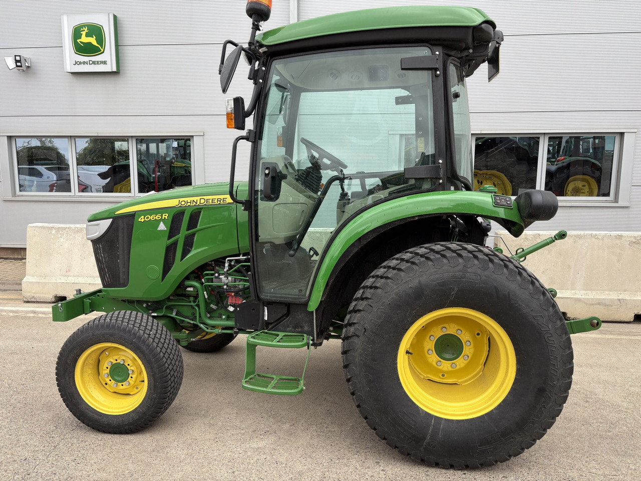 John Deere 4066R Compact Tractor - Malotraktor: obrázek 1 John Deere 4066R Compact Tractor - Malotraktor: obrázek 1