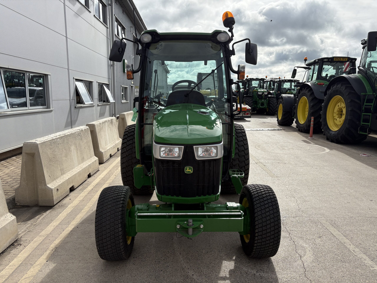 John Deere 4066R Compact Tractor - Malotraktor: obrázek 2 John Deere 4066R Compact Tractor - Malotraktor: obrázek 2
