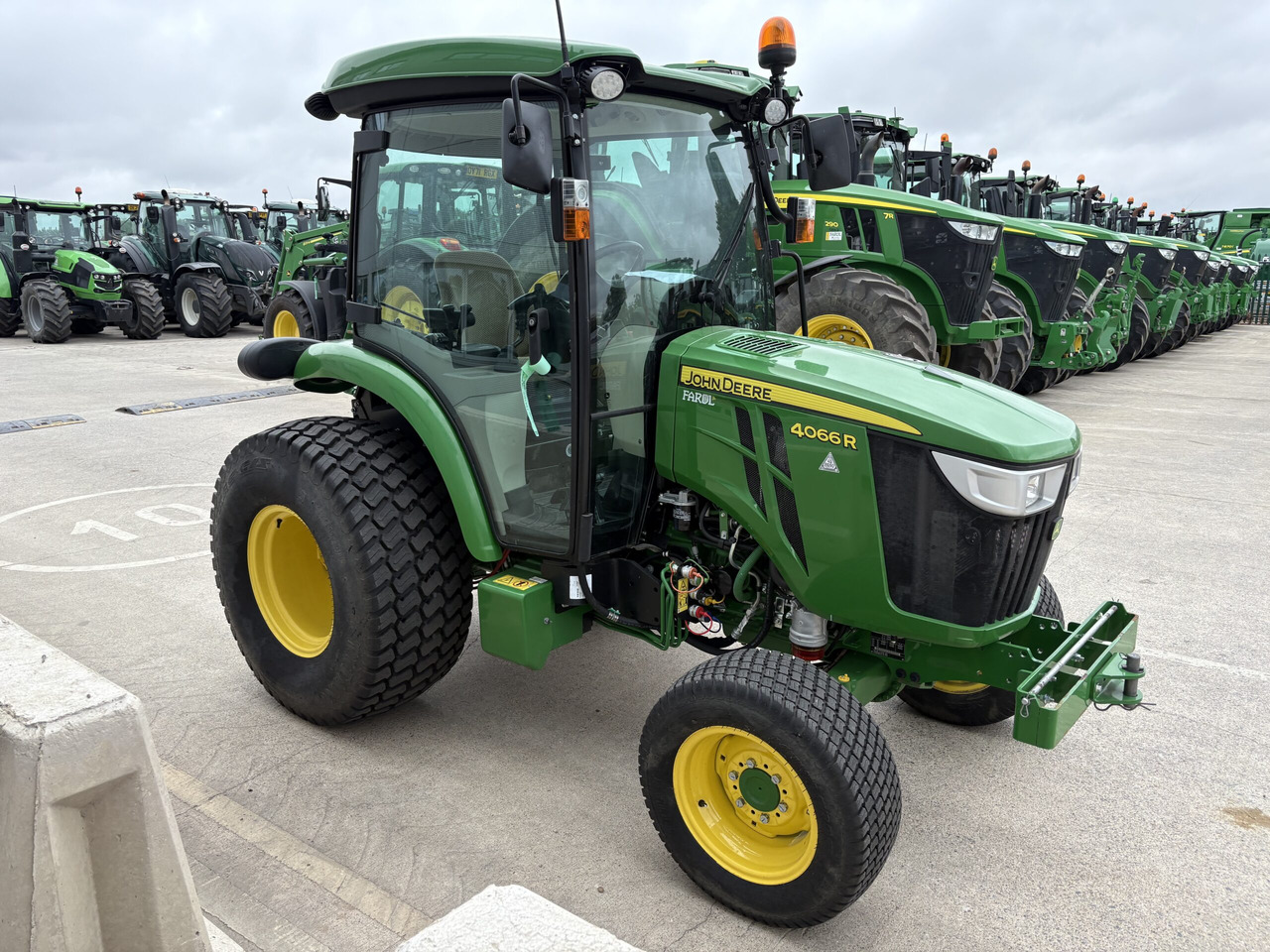 John Deere 4066R Compact Tractor - Malotraktor: obrázek 3 John Deere 4066R Compact Tractor - Malotraktor: obrázek 3