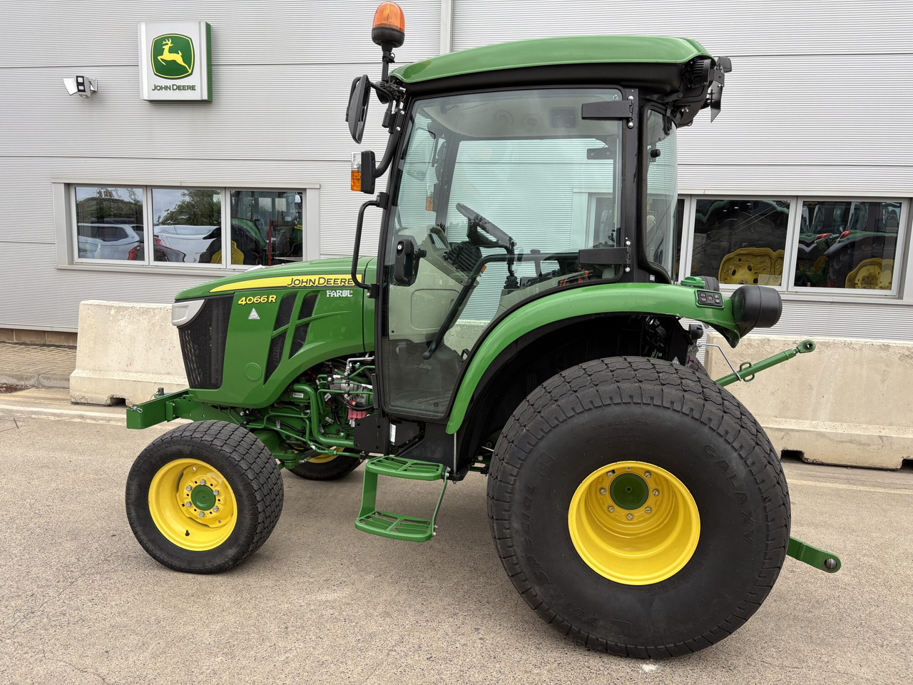 John Deere 4066R Compact Tractor - Malotraktor: obrázek 1 John Deere 4066R Compact Tractor - Malotraktor: obrázek 1
