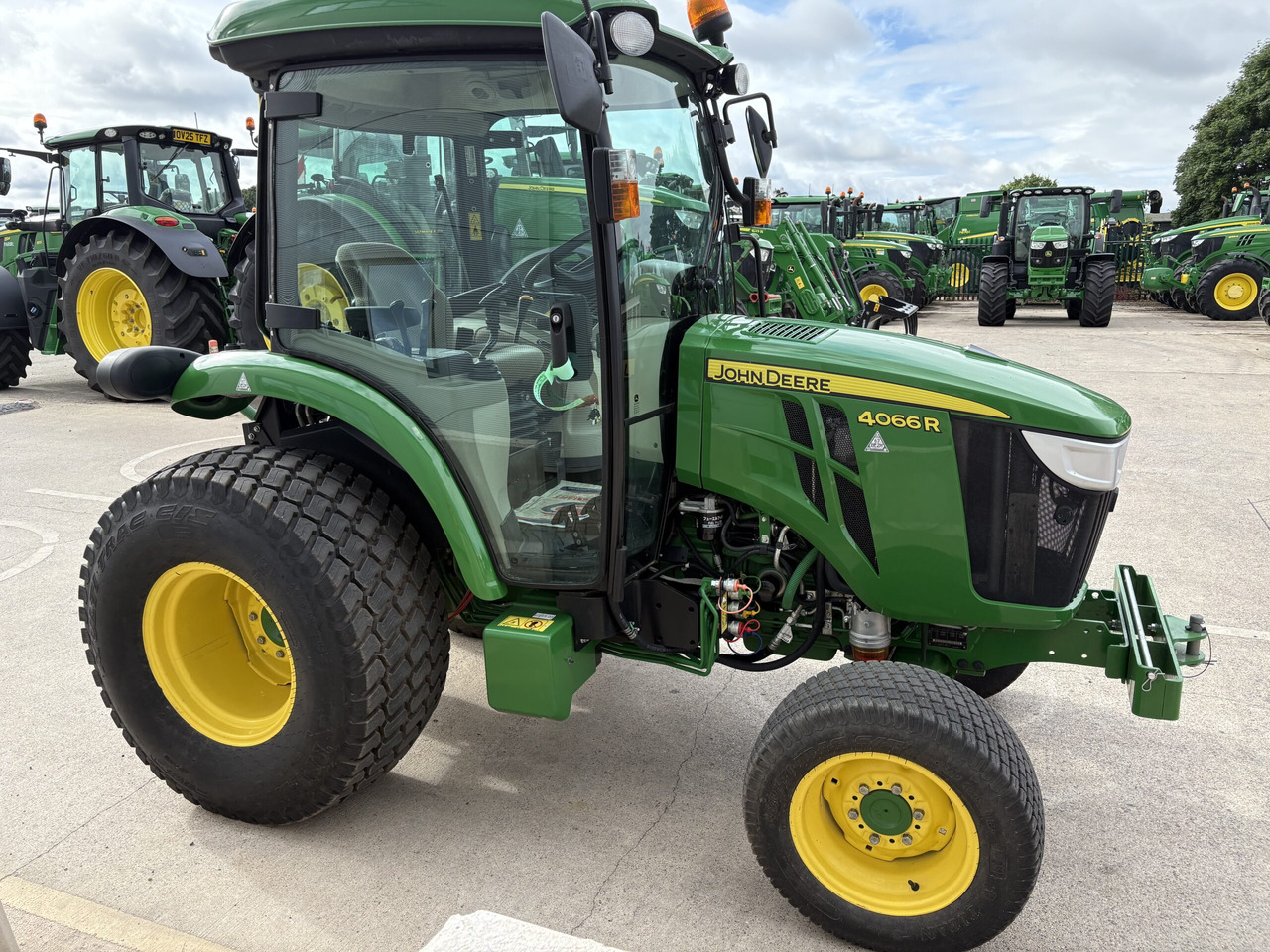 John Deere 4066R Compact Tractor - Malotraktor: obrázek 3 John Deere 4066R Compact Tractor - Malotraktor: obrázek 3