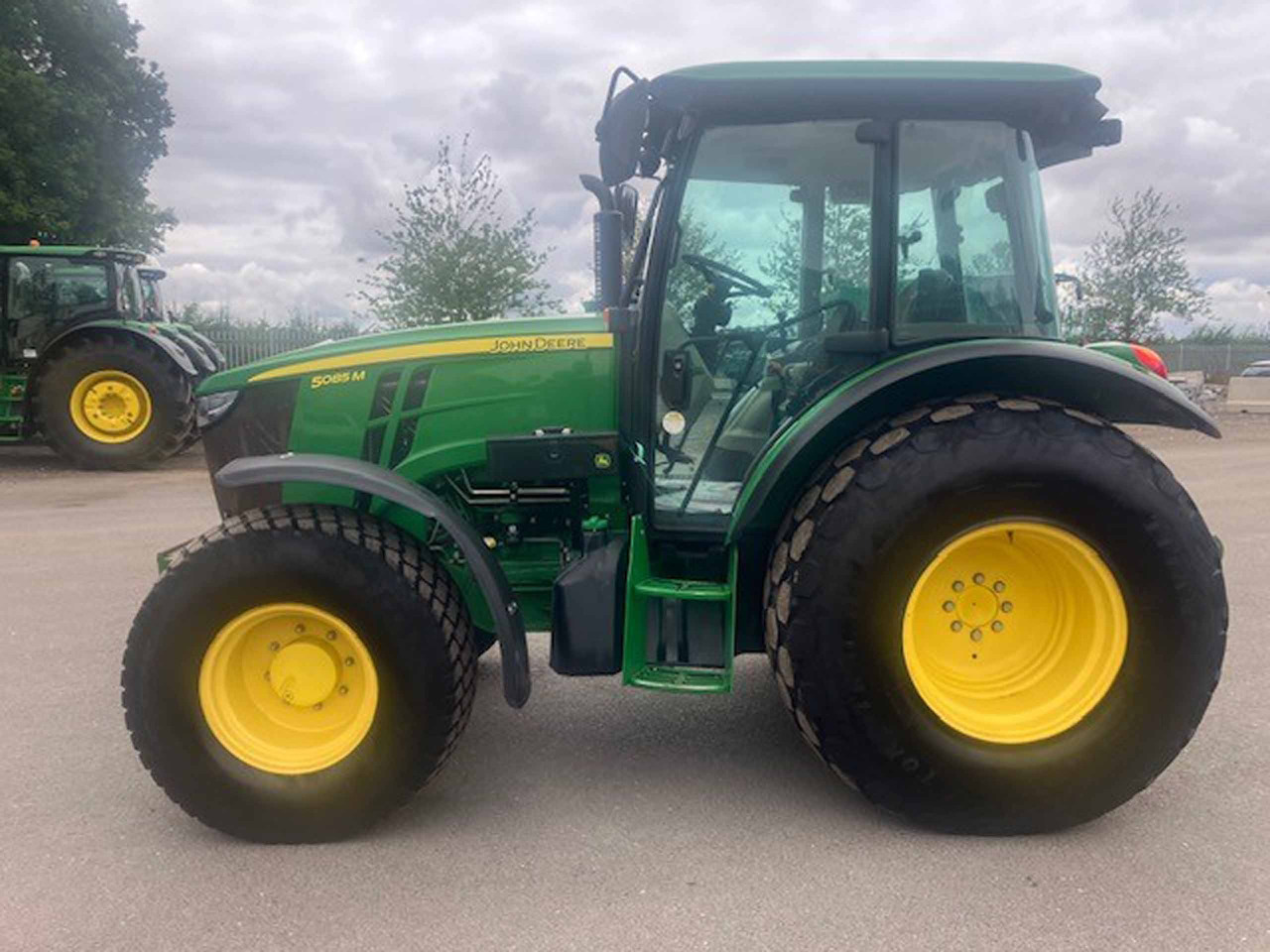 John Deere 5085M - Traktor: obrázek 2 John Deere 5085M - Traktor: obrázek 2